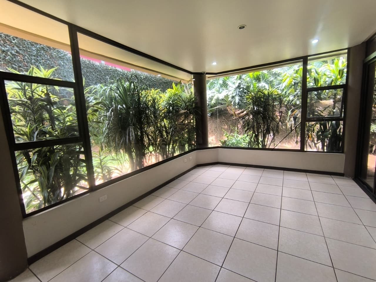 Sala principal con ventanales al jardín